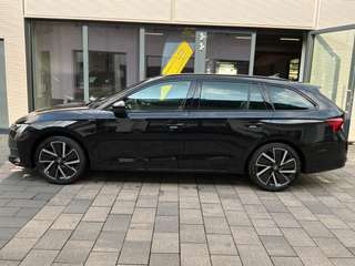 Schräge Frontansicht auf einen Skoda Octavia , freigestellt