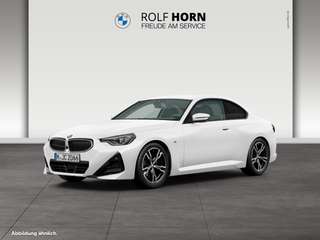 Schräge Frontansicht auf einen BMW 2er-Reihe , freigestellt