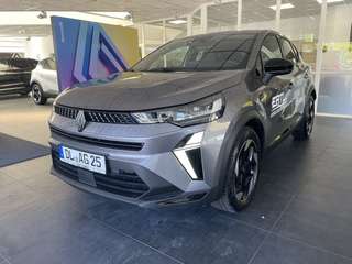 Schräge Frontansicht auf einen Renault Captur , freigestellt