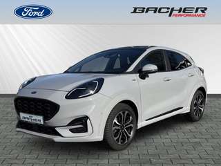 Schräge Frontansicht auf einen Ford Puma , freigestellt