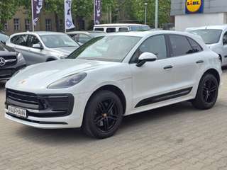 Schräge Frontansicht auf einen Porsche Macan , freigestellt