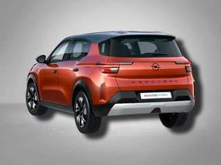 Schräge Frontansicht auf einen Opel Frontera , freigestellt