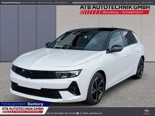 Schräge Frontansicht auf einen Opel Astra , freigestellt