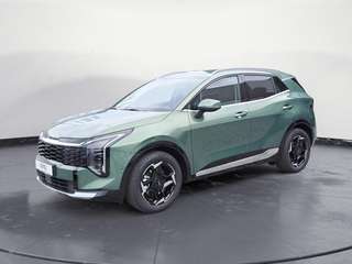 Schräge Frontansicht auf einen Kia Sportage , freigestellt