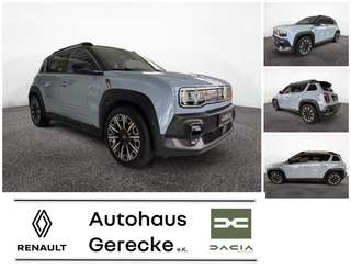 Schräge Frontansicht auf einen Renault 4 E-TECH , freigestellt