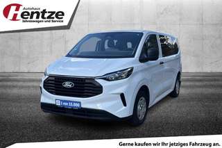 Schräge Frontansicht auf einen Ford Transit Custom , freigestellt