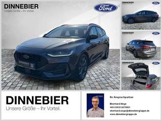 Schräge Frontansicht auf einen Ford Focus , freigestellt