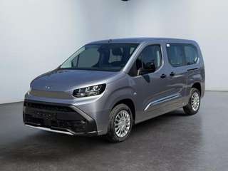 Schräge Frontansicht auf einen Toyota Proace City , freigestellt