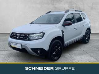Schräge Frontansicht auf einen Dacia Duster , freigestellt
