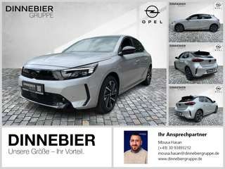 Schräge Frontansicht auf einen Opel Corsa , freigestellt