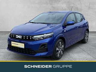Schräge Frontansicht auf einen Dacia Sandero , freigestellt