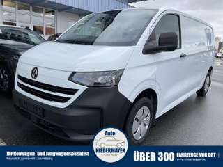 Schräge Frontansicht auf einen Volkswagen Transporter , freigestellt