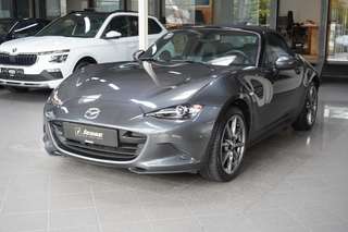Schräge Frontansicht auf einen Mazda MX-5 , freigestellt
