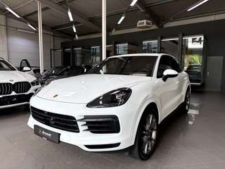 Schräge Frontansicht auf einen Porsche Cayenne , freigestellt
