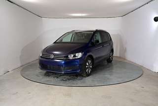 Schräge Frontansicht auf einen Volkswagen Touran , freigestellt