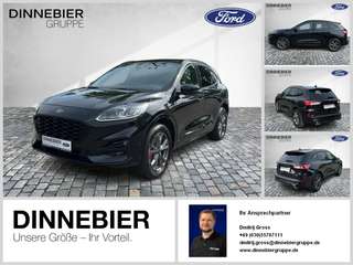 Schräge Frontansicht auf einen Ford Kuga , freigestellt