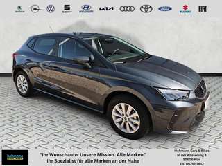 Schräge Frontansicht auf einen SEAT Ibiza , freigestellt