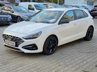 Schräge Frontansicht auf einen Hyundai i30 , freigestellt