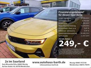 Schräge Frontansicht auf einen Opel Astra , freigestellt