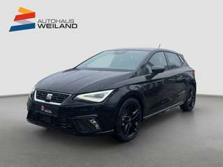 Schräge Frontansicht auf einen SEAT Ibiza , freigestellt