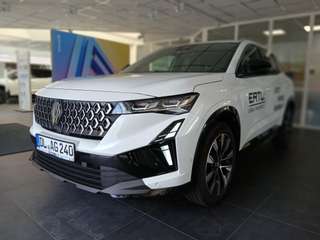 Schräge Frontansicht auf einen Renault Austral , freigestellt