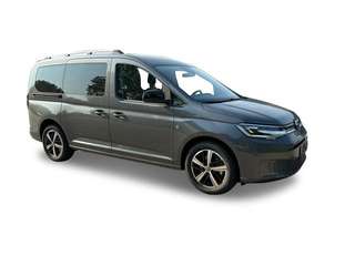 Schräge Frontansicht auf einen Volkswagen Caddy , freigestellt