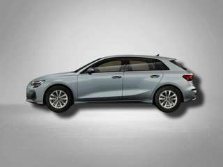 Schräge Frontansicht auf einen Audi A3 , freigestellt