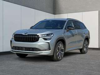 Schräge Frontansicht auf einen Skoda Kodiaq , freigestellt