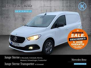 Schräge Frontansicht auf einen Mercedes-Benz Citan , freigestellt