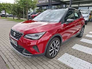 Schräge Frontansicht auf einen SEAT Arona , freigestellt