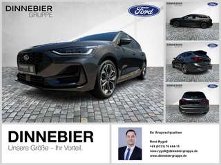 Schräge Frontansicht auf einen Ford Focus , freigestellt