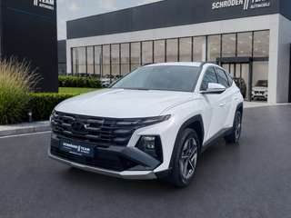 Schräge Frontansicht auf einen Hyundai Tucson , freigestellt