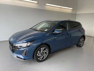 Schräge Frontansicht auf einen Hyundai i20 , freigestellt