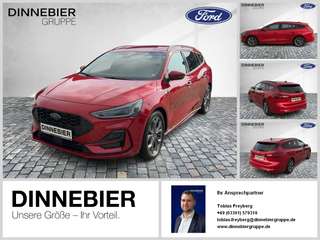 Schräge Frontansicht auf einen Ford Focus , freigestellt