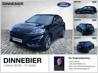 Schräge Frontansicht auf einen Ford Kuga , freigestellt