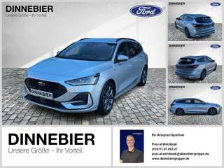 Schräge Frontansicht auf einen Ford Focus , freigestellt