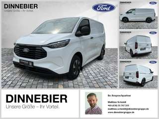 Schräge Frontansicht auf einen Ford Transit Custom , freigestellt