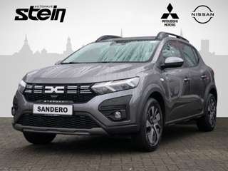 Schräge Frontansicht auf einen Dacia Sandero , freigestellt