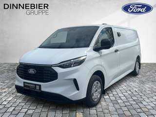 Schräge Frontansicht auf einen Ford Transit Custom , freigestellt