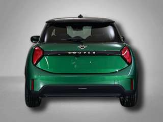 Schräge Frontansicht auf einen MINI COOPER , freigestellt
