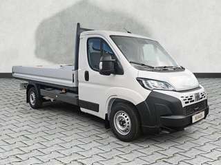 Schräge Frontansicht auf einen Fiat Ducato , freigestellt