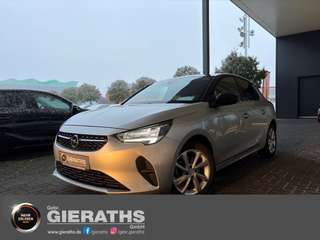 Schräge Frontansicht auf einen Opel Corsa , freigestellt