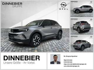 Schräge Frontansicht auf einen Opel Mokka , freigestellt