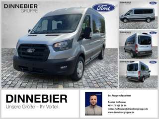 Schräge Frontansicht auf einen Ford Transit , freigestellt