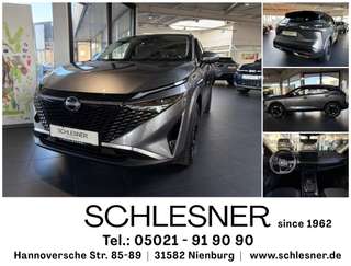 Schräge Frontansicht auf einen Nissan Qashqai , freigestellt