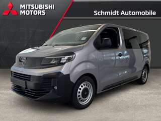 Schräge Frontansicht auf einen Opel Vivaro , freigestellt