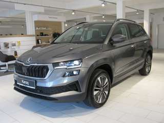 Schräge Frontansicht auf einen Skoda Karoq , freigestellt
