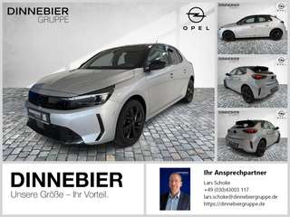 Schräge Frontansicht auf einen Opel Corsa , freigestellt