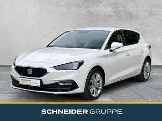 Schräge Frontansicht auf einen SEAT Leon , freigestellt