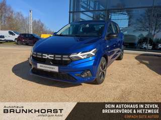 Schräge Frontansicht auf einen Dacia Sandero , freigestellt